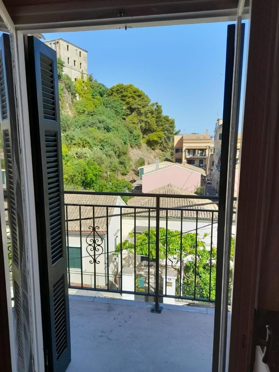 Georgia's Corfu Town Daire *